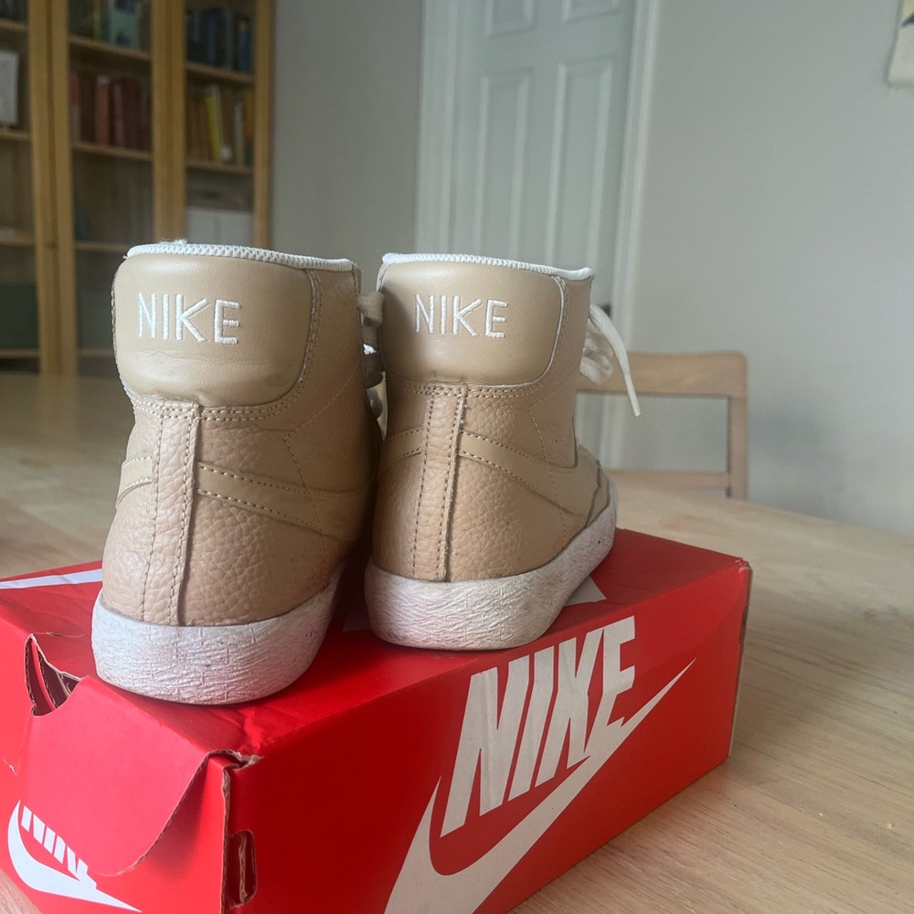 Nike High-Top Sneakers in Beige and White - Picture 4 of 4